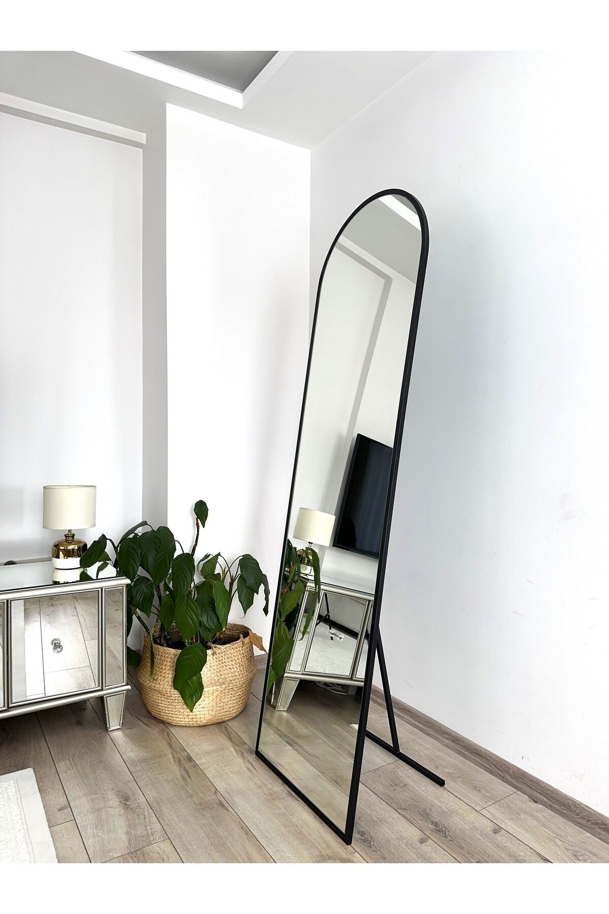 Siyah Metal Çerçeveli Ayaklı 180x60 Cm Boy Aynası